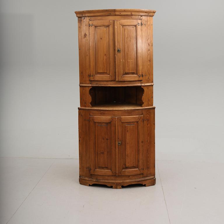 HÖRNSKÅP, allmoge, 1800-talets första hälft.