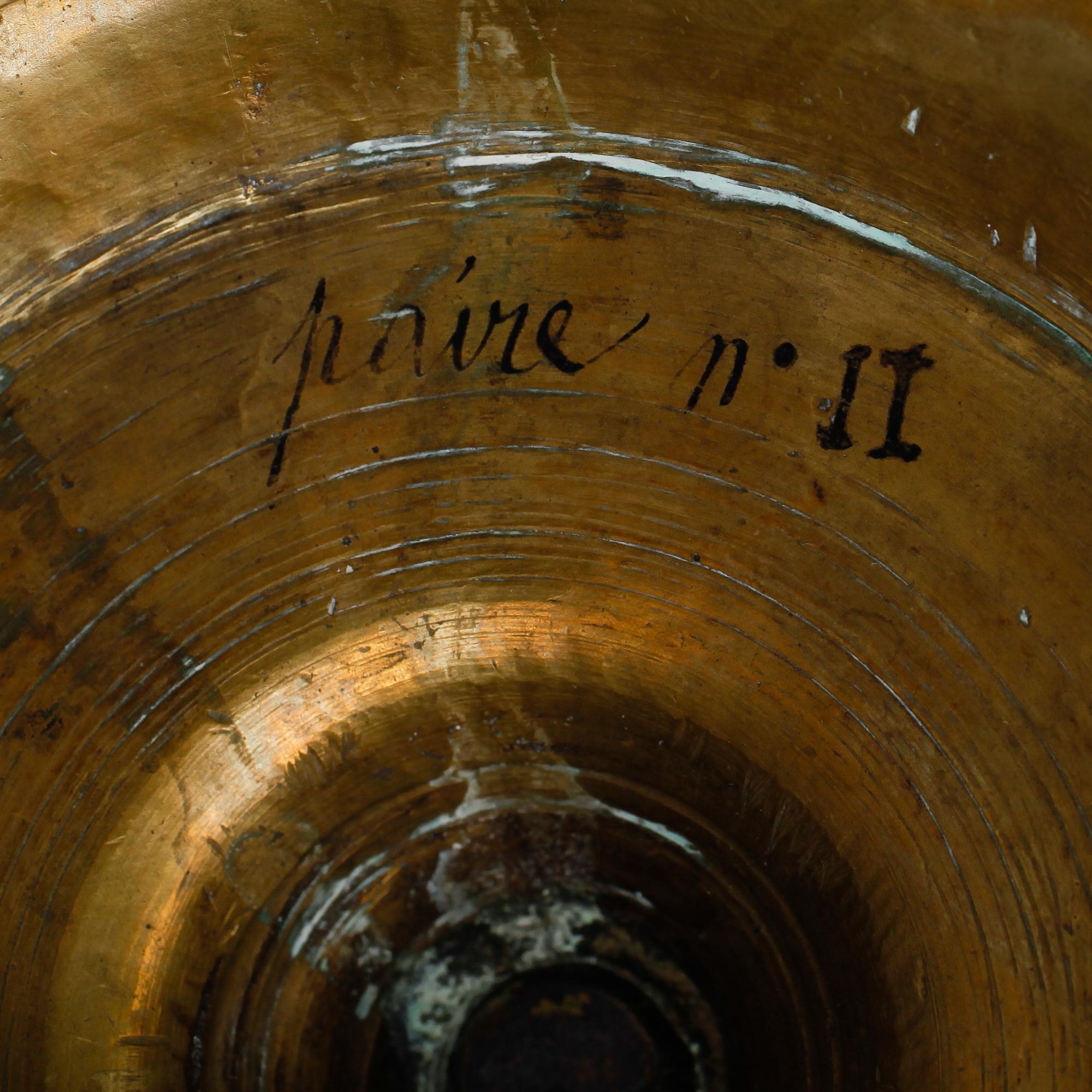 KANDELABRAR, 2 st snarlika, mässing, 1600-/1700-tal.