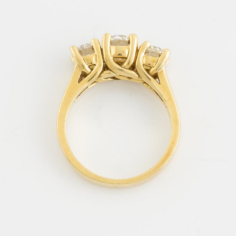 Ring, guld med tre briljantslipade diamanter.