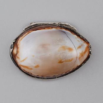 SNUSDOSA, snäckskal med silverbeslag, Wilhelm Smedberg, Karlstad 1782.