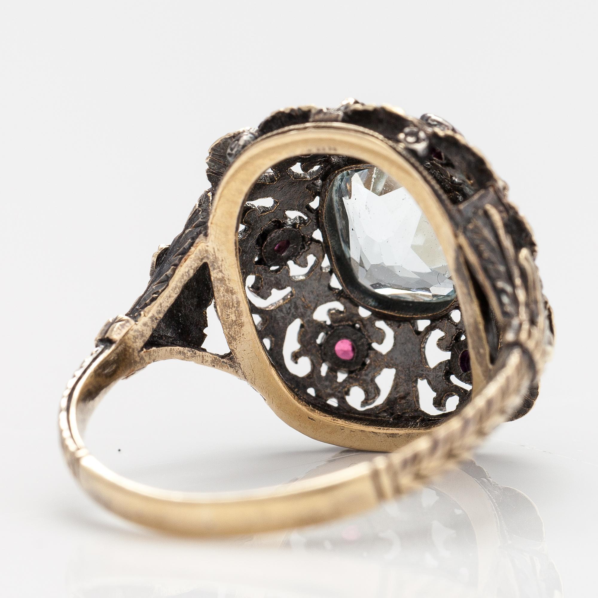 RING, 14K och 18K guld, silver, akvamarong, rubiner och glasstenar.