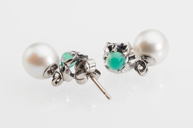 ÖRHÄNGEN SAMT HÄNGE, 18 K vitguld med pärlor samt cabochonslipad kalcedon samt smaragd. Vikt ca 5.7 g.