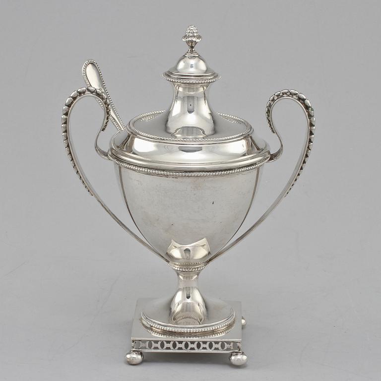 STRÖSOCKERSKÅL, samt STRÖSKED, silver, Stockholm, 1906. Vikt 510 g.