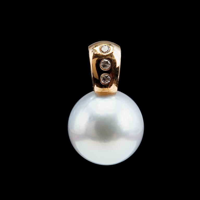 A PENDANT, South sea pearl Ø 12 mm, diamonds c. 0.06 ct.