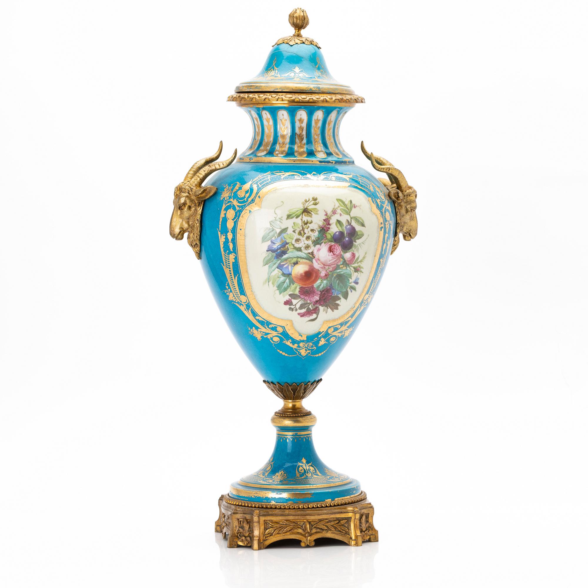 Urna med lock, porslin, Sevres-liknande märkning, omkring år 1900.