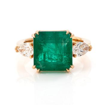 Ring in 18K gold with emerald and pear-shaped diamonds.