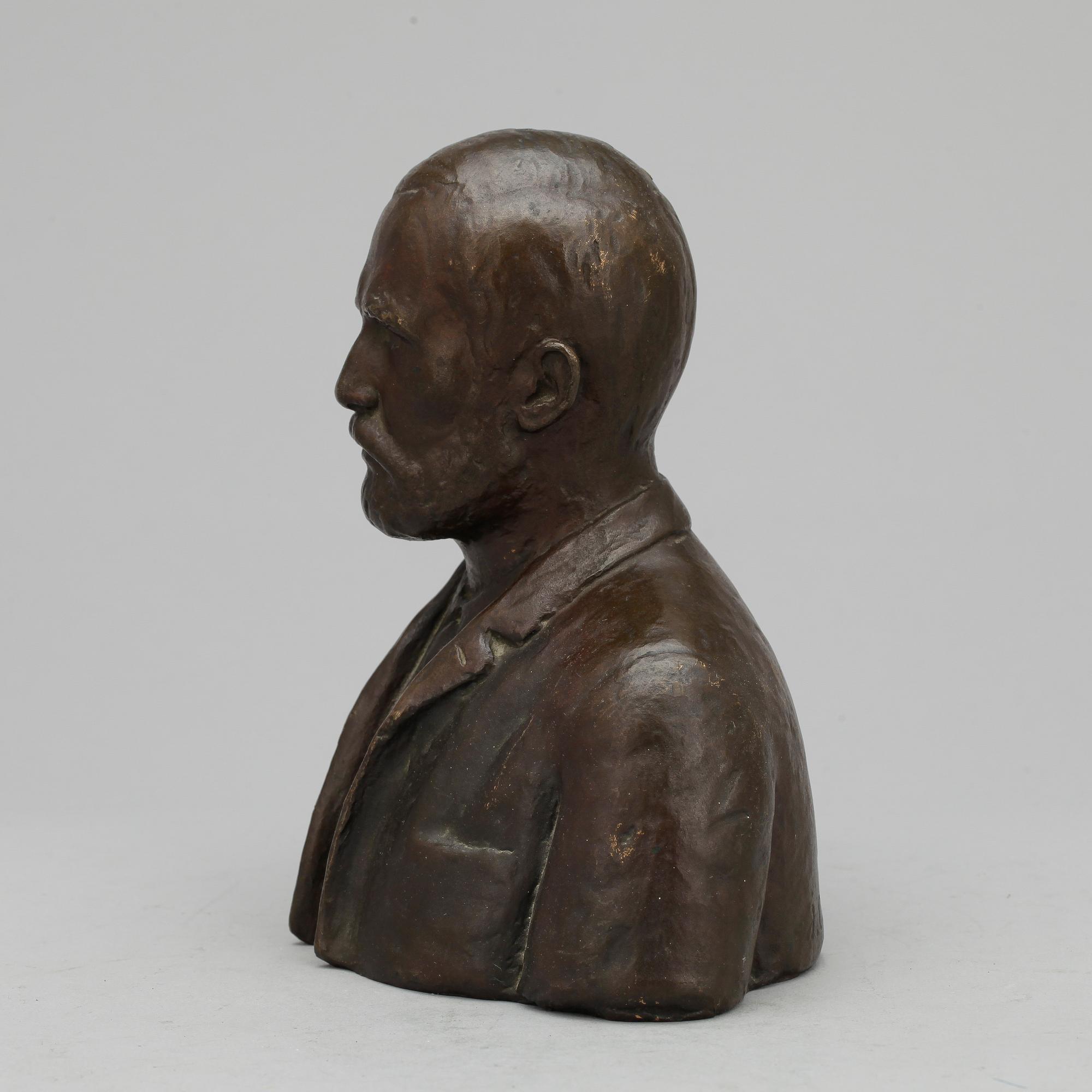 PORTRÄTTBYST, brons, monogramsignerad o daterad 1909.