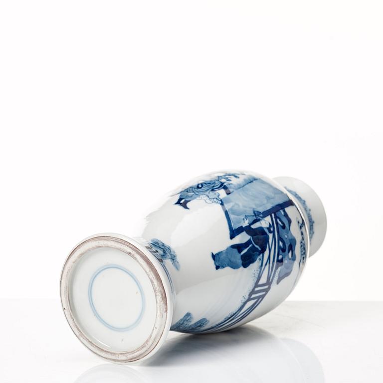 A blue and white vase, Qing dynasty, 19th Century.