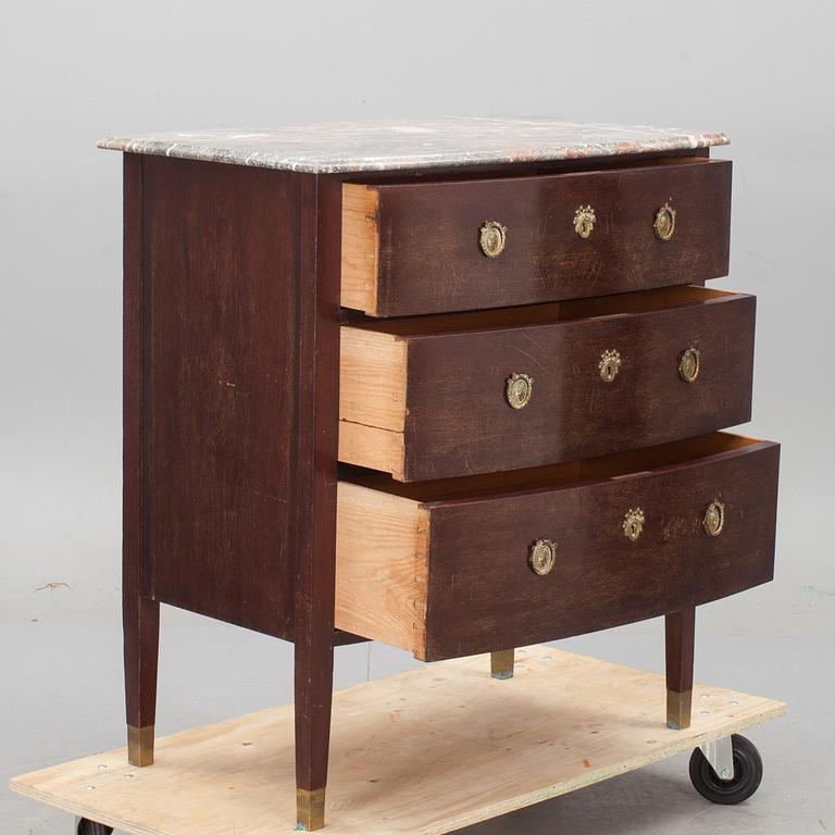 BYRÅ, gustaviansk stil. 1900-tal.