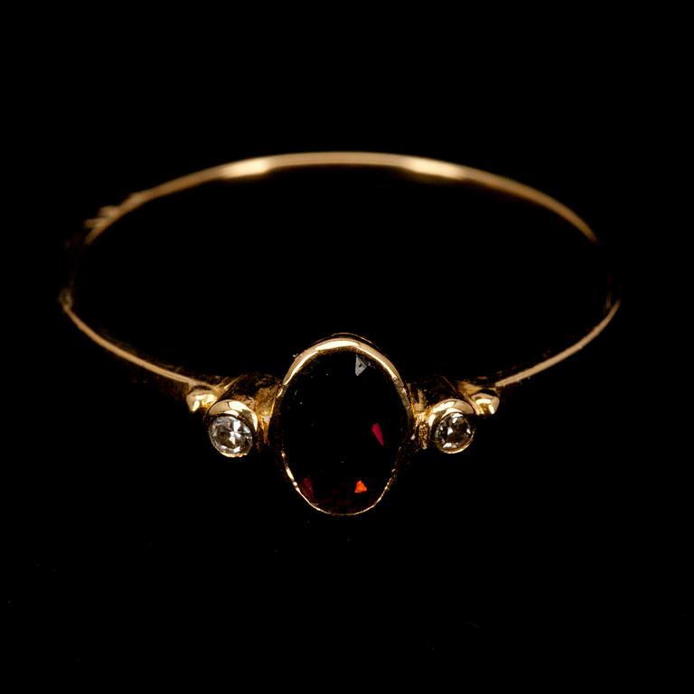RING, guld 14K, granat, 2 st, 8/8-kantslipade diamanter. Vikt 1,2 g.