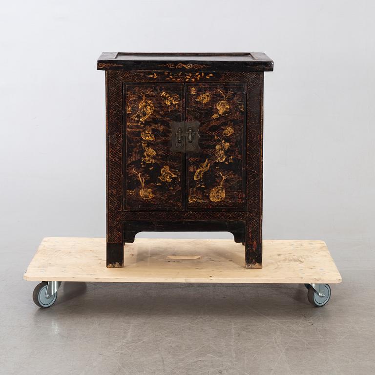 A CHINESE CUPBOARD FIRST HALF OF 20TH CENTURY.