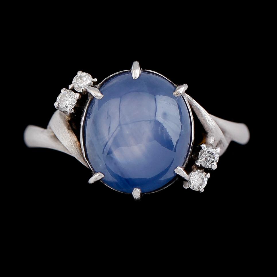 RING, platina, ljusblå stjärnsafir ca 7.00 ct, 4 diamanter tot ca 0.10 ct.