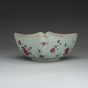 A famille rose bowl, Qing dynasty, Qianlong (1736-95).