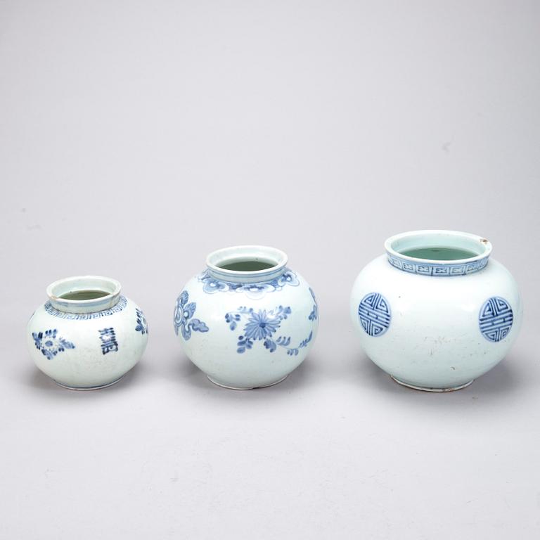 KRUKOR, 3 st och SKÅL, porslin, Kina 1800-talets slut.