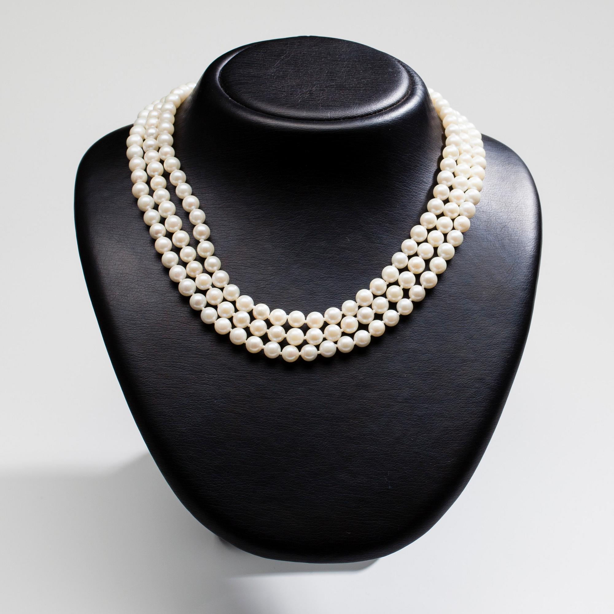 COLLIER, 3-radig akoyapärlor 6 - 6,5 mm. Längd ca 45 cm.