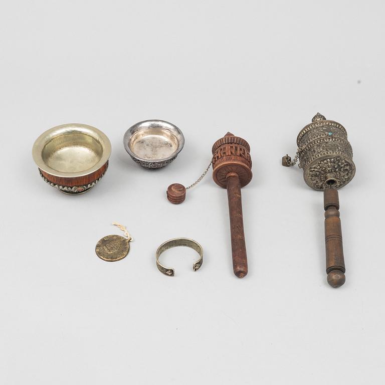 Parti tibetanska föremål, 6 st, 1900-tal.