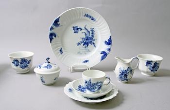 SERVISDELAR, porslin, 28 delar. Royal Copenhagen. "Blå Blomst".