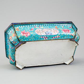 A chinese pot, three bowls and box with cover, cloisonné, 20th century.