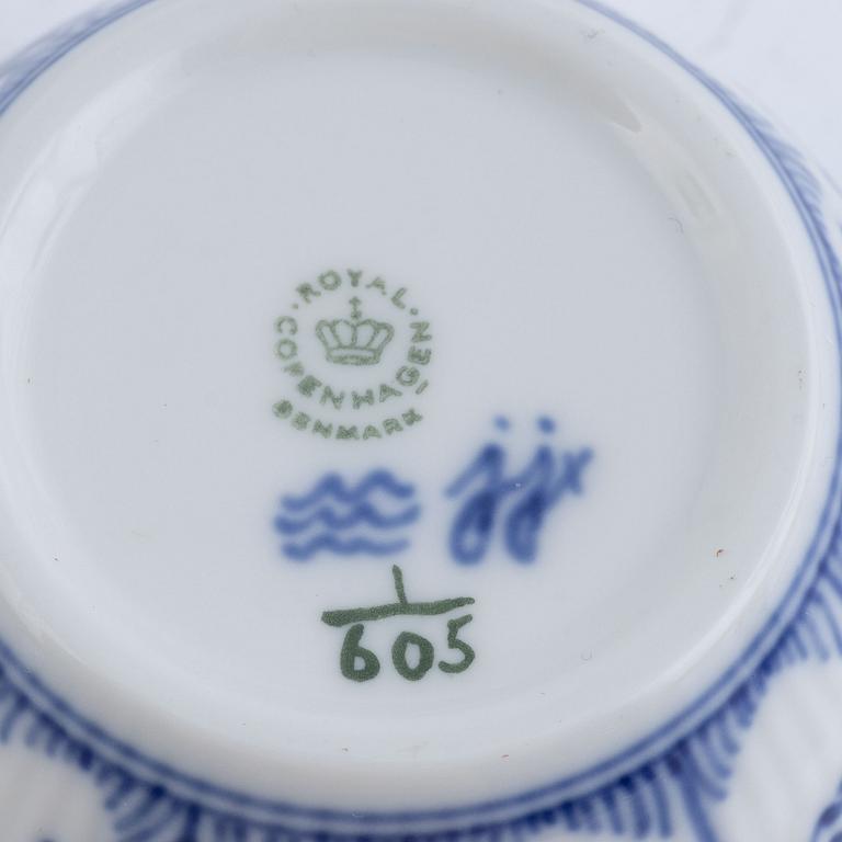 Royal Copenhagen, kaffe-te servis, porslin, "Musselmalet", halvblonde, 38 delar. Denmark.