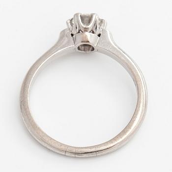Ring, solitär, platina och en briljantslipad diamant.
