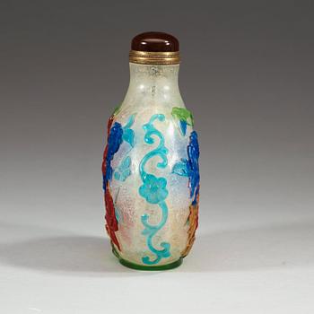 A large Chinese Peking glass snuff bottle with stopper, seal mark to shoulder.