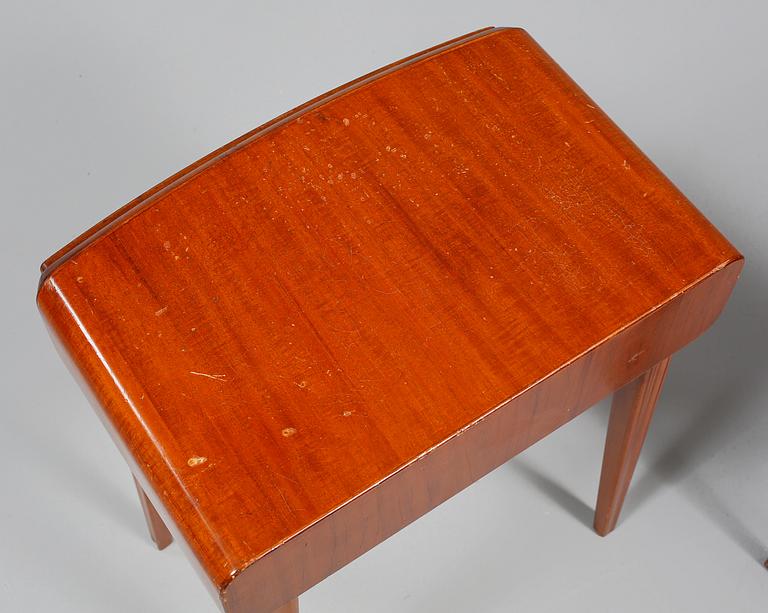 SÄNGBORD, ett par, omkring 1900-talets mitt.