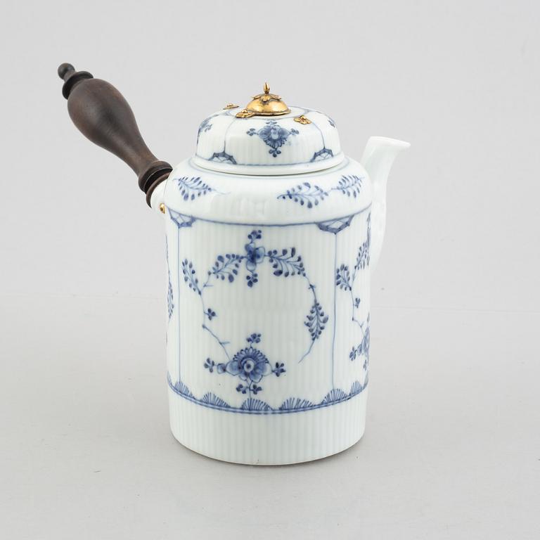 A 'Blue Fluted' / 'Musselmalet rifflet' chocolate pot, Royal Copenhagen, 1785-90, allegedly Fredrik Gregoriius Schaltz.