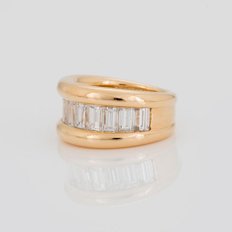 HALVALLIANSRING med baguetteslipade diamanter.