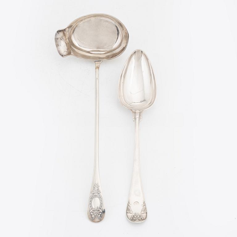 Ragusked A Lundqvist, Stockholm 1842, samt soppslev A Ambrosius, silver, Stockholm 1884.