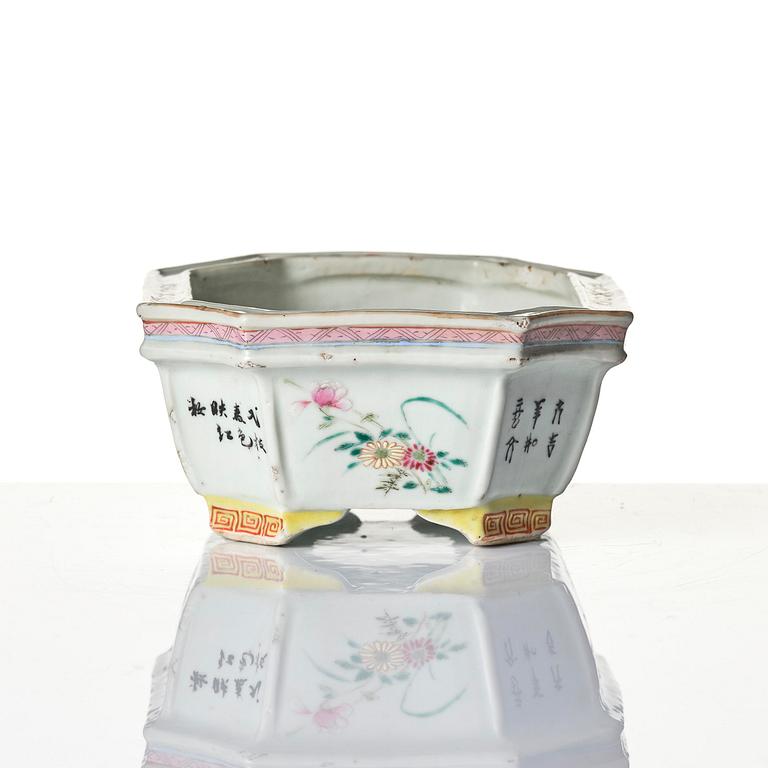 A famille rose flower pot, Qing dynasty, 19th century.