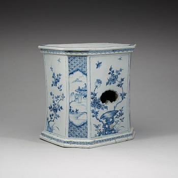 A rare large blue and white plinth/garden seat, Qing dynasty, Kangxi (1662-1722).