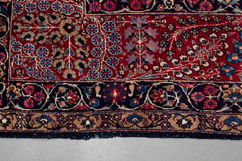 A carpet, an antique/a semi-antique Yezd, ca 557-562 x 366,5-370,5 cm.