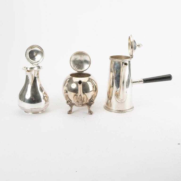 A set of three epns coffee and tea pots, 20th century.