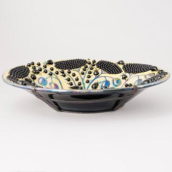BIRGER KAIPIAINEN, a decorative dish signed Kaipiainen Arabia.