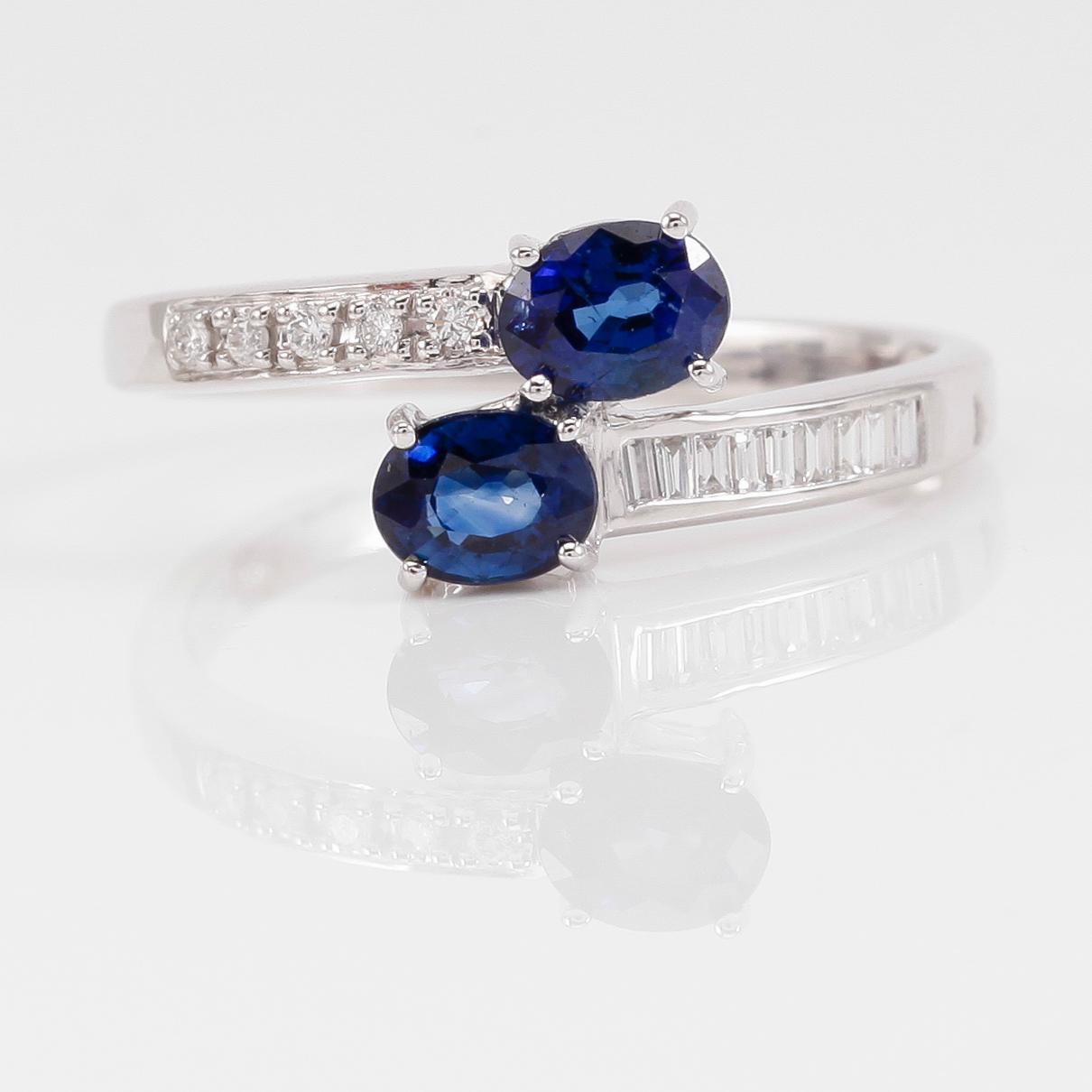 RING, 14K vitguld, safirer och diamanter.