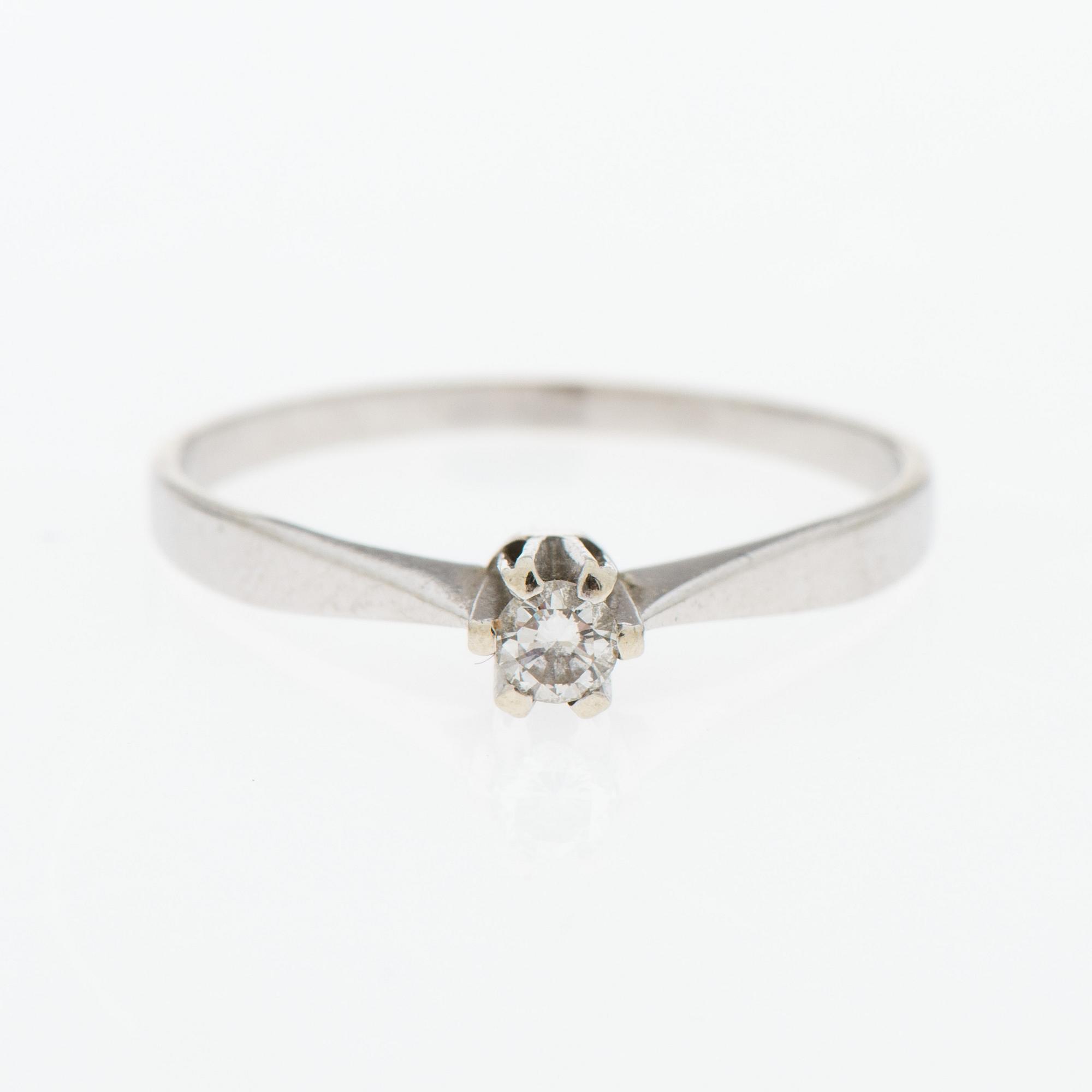 RING, briljantslipad diamant, 18K vitguld. Risto Karstela, Helsingfors 1980.