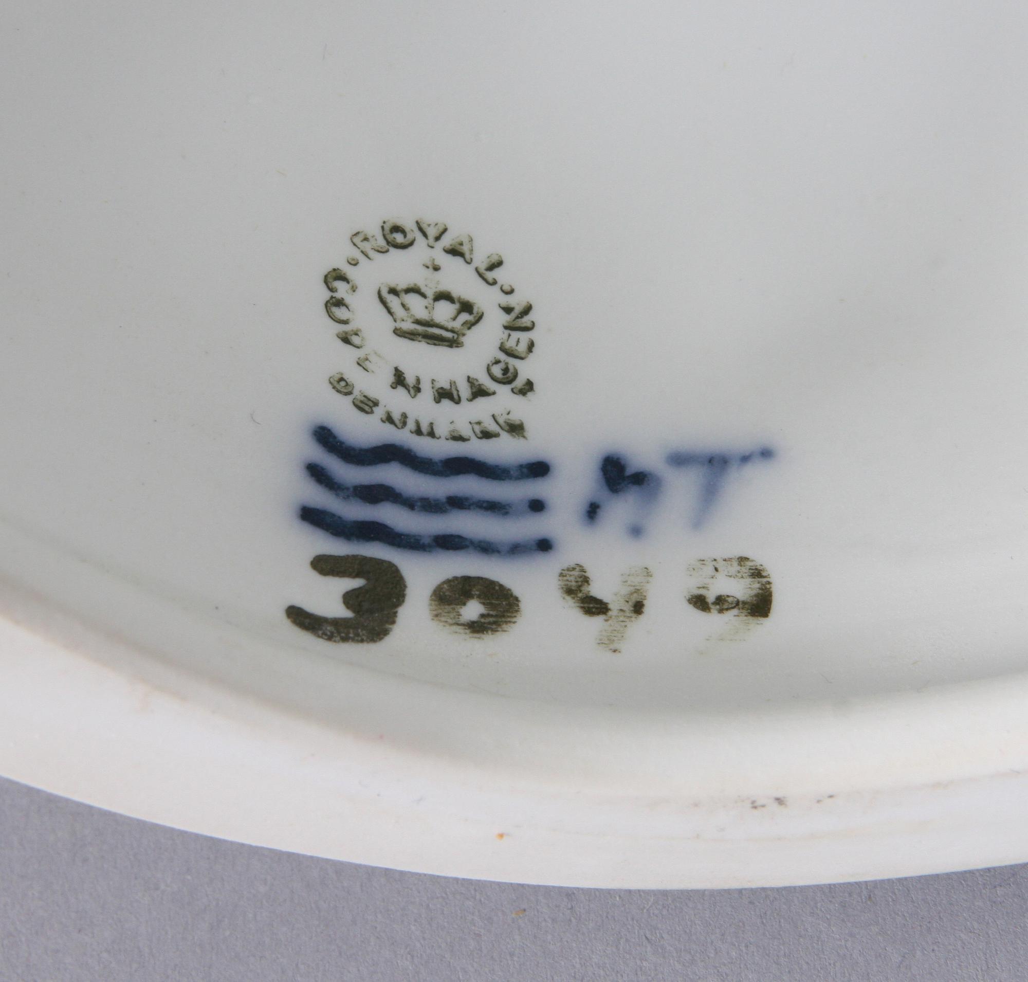 FIGURIN, porslin, Kongl Dansk, sign PE?.