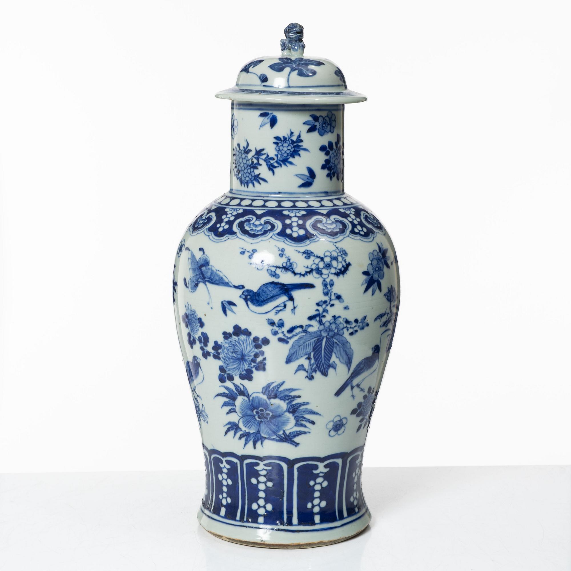 A Chinese porcelain urn with cover, late Qing dynasty, circa 1900.