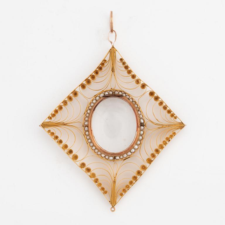 Pendant in gold filigree with frame, seed pearls, and glass.