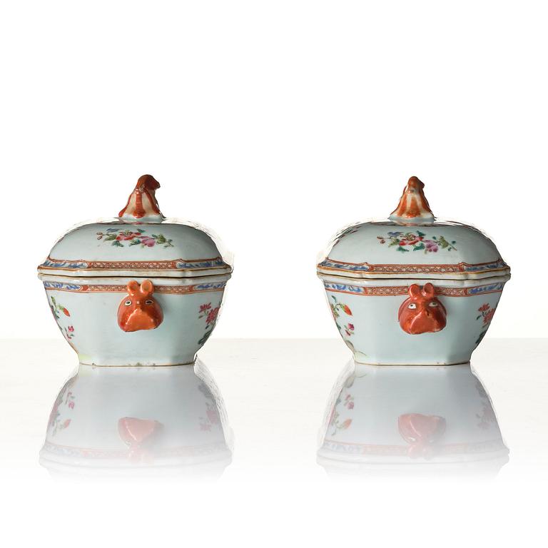 Smörterriner, ett par, porslin. Qingdynastin, Qianlong (1736-95).