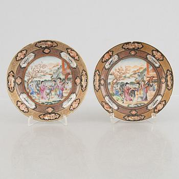 A pair of mandarin porcelain dishes/saucers, China, Qing dynasty, late 18th century/around 1800.