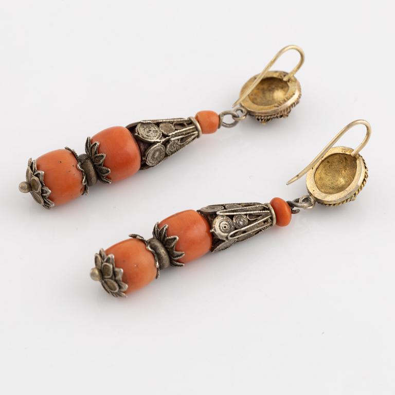 Earrings and necklace, with coral.