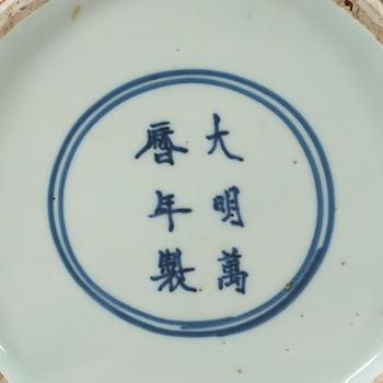 KRUKA, porslin. Ming dynastin, med Wanli sex karaktärers märke och period (1573-1620).