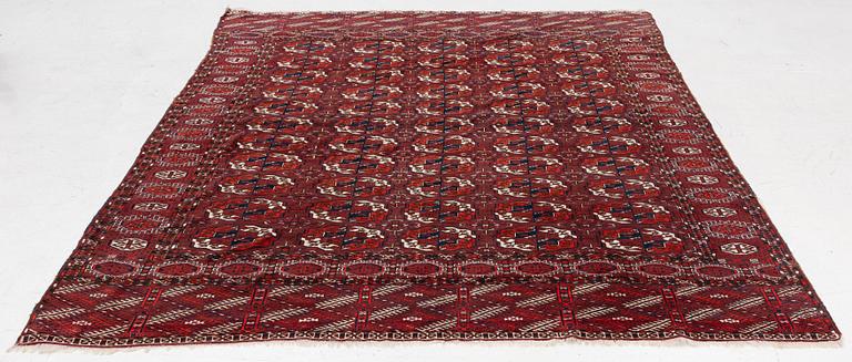 A Turkmen carpet, c. 293 x 210 cm.