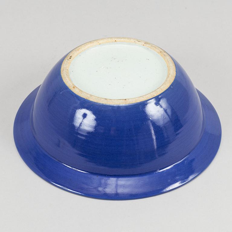 A blue and white reverse decorated basin, Mingstyle, late Qing dynasty.