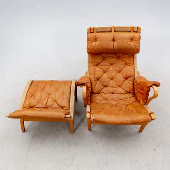 Bruno Mathsson, fåtölj och fotpall "Pernilla" för DUX senare delen av 1900-talet.