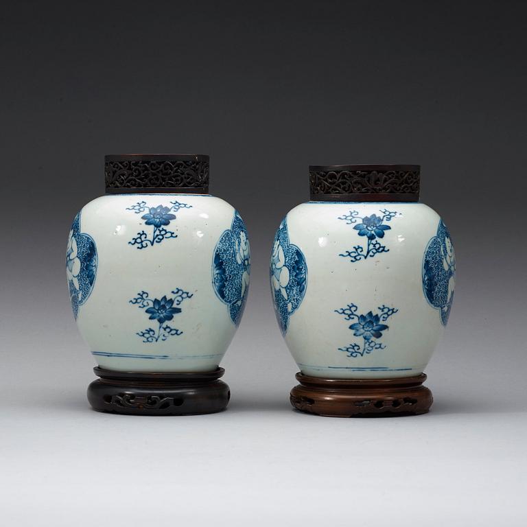 A pair of blue and white jars, Qing dynasty 19th century.