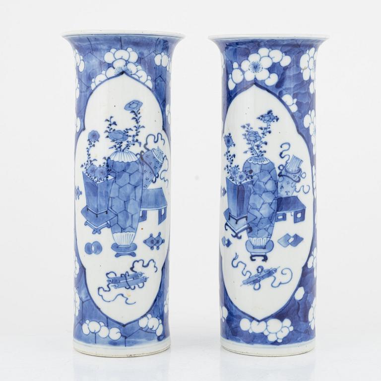 A pair of blue and white porcelain vases, China, Qing dynasty, 19th century.