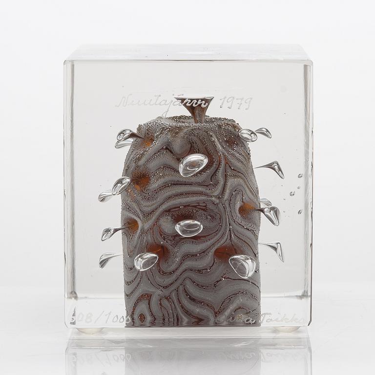 Oiva Toikka, an annual glass cube, 1979, signed Oiva Toikka, Nuutajärvi 1979, numbered 608/1000.