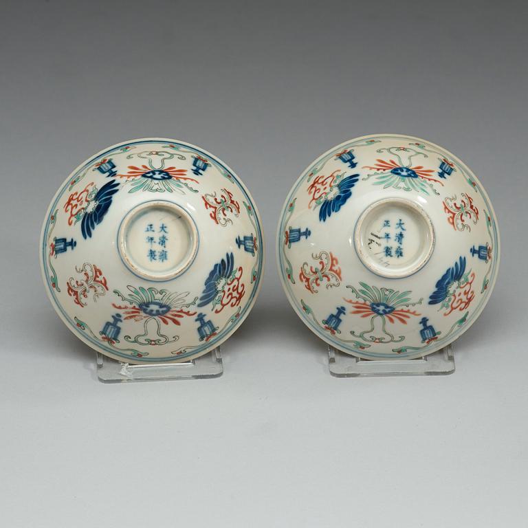 Two wucai bowls, Qing dynasty (1644-1912) with Yongzhengs six charcter mark.